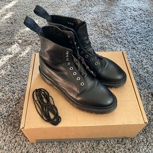 Dr. Martens Hadley 8-Tie Boot